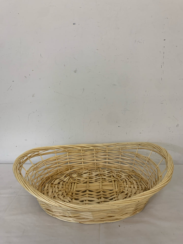 OVAL BLONDE WOVEN BASKET.