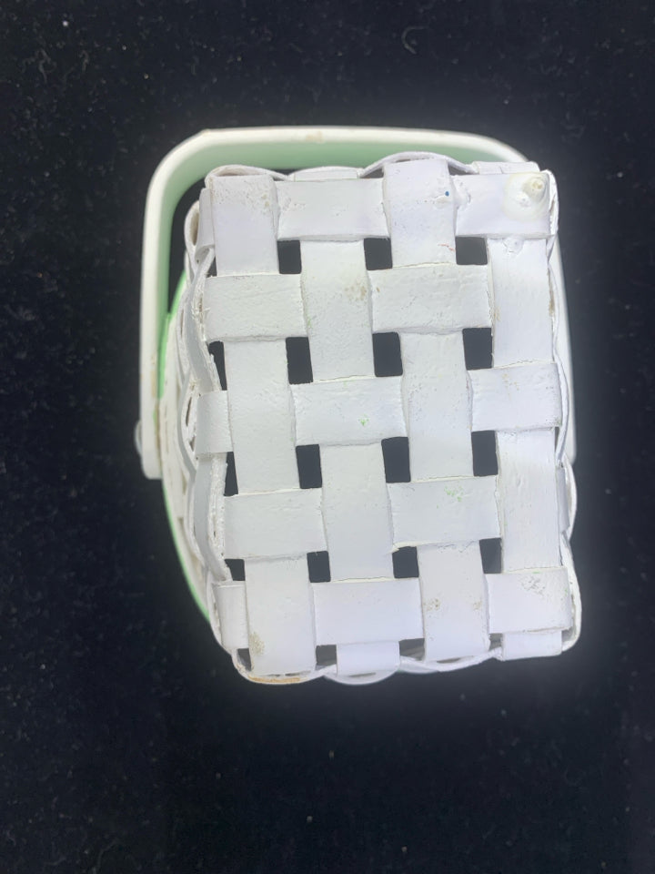 WHITE/GREEN BASKET.