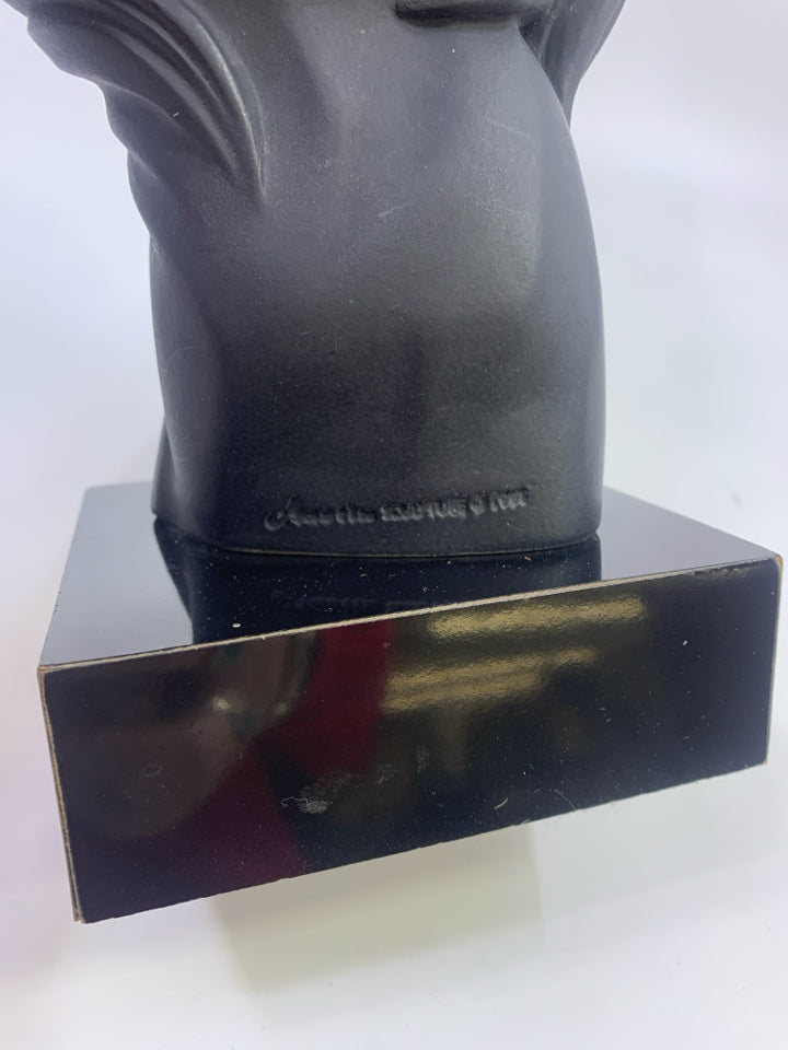 MATTE BLACK COUPLE KISSING DURASTONE FIGURINE AUSTIN PRODUCTIONS.