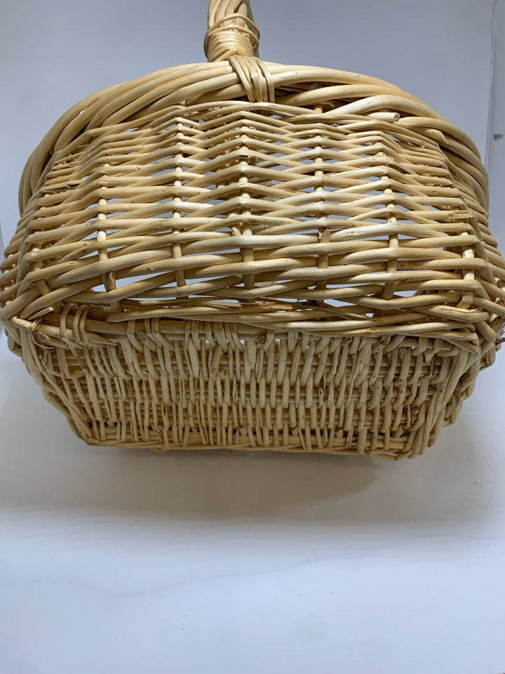 WICKER BASKET W/HANDLE.