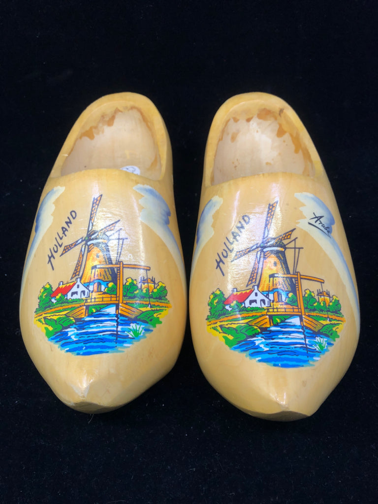 2 WOODEN PAINTED HOLLAND CLOGS.