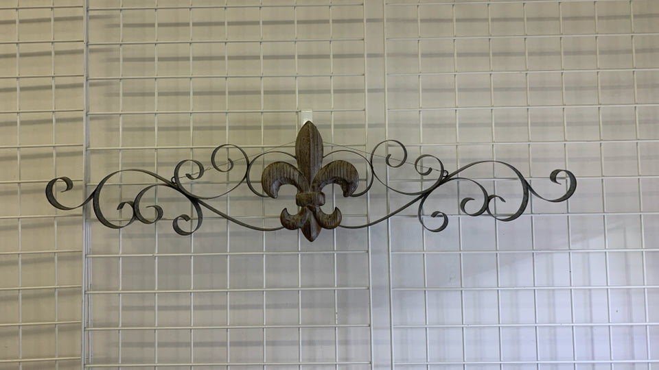 GALVANIZED METAL FLEUR DE LIS WALL HANGING.