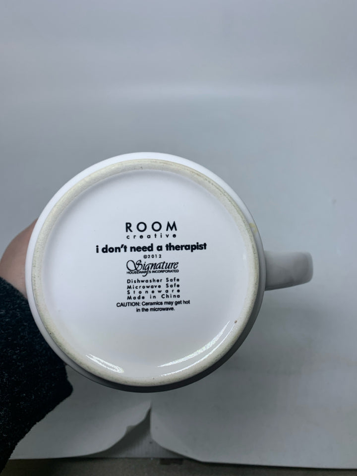 I DONT NEED A THERAPIST I HABE A CAT MUG.