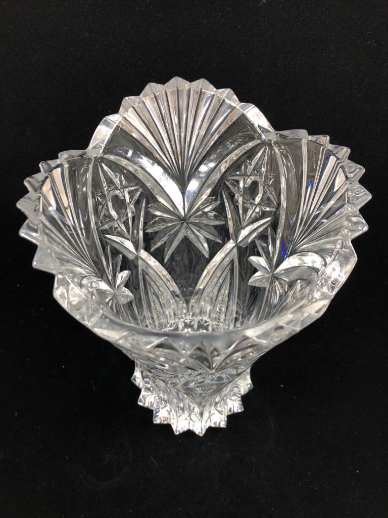 CLEAR STARBURST GLASS VASE.