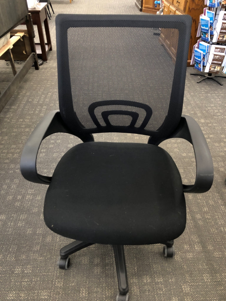 BLACK MESH SWIVEL OFFICE CHAIR W/SMOOTH CUSHION.