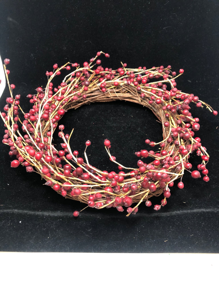 SM RED BERRY/TWIG WREATH.