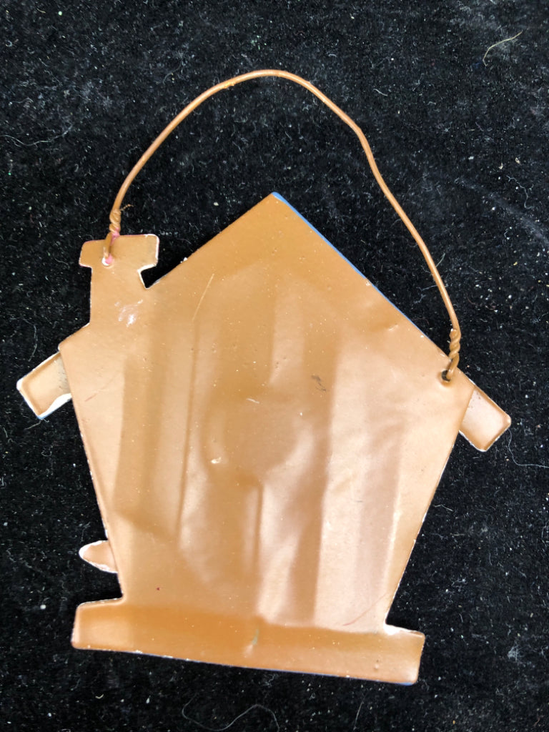 METAL BIRDHOUSE ORNAMENT.