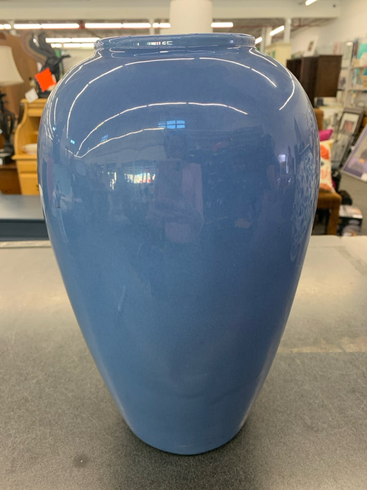 LARGE BLUE CERAMIC VASE.
