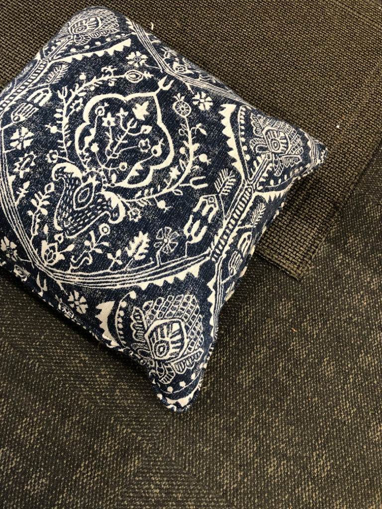 NAVY W/MEDALLION PRINT PILLOW.