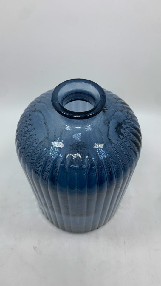 BLUE RIBBED GLASS VASE.