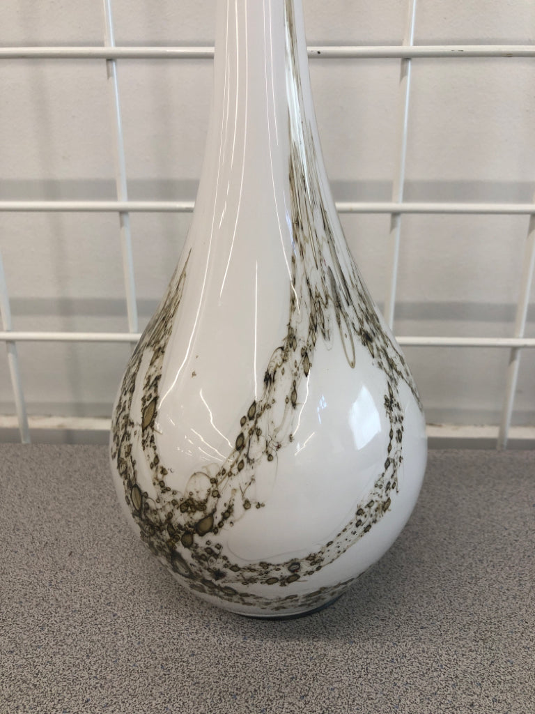 TALL WHITE GLASS VASE GOLDEN MESH PATTERN.
