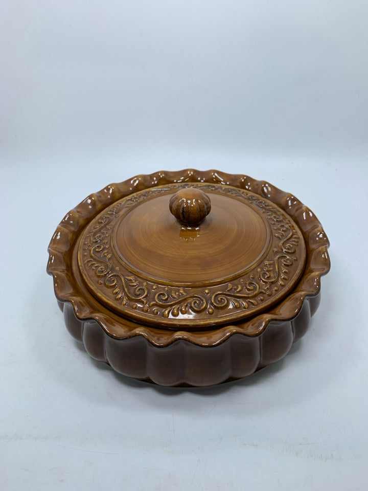 LIGHT BROWN SHALLOW RIBBED DISH W/ LID.