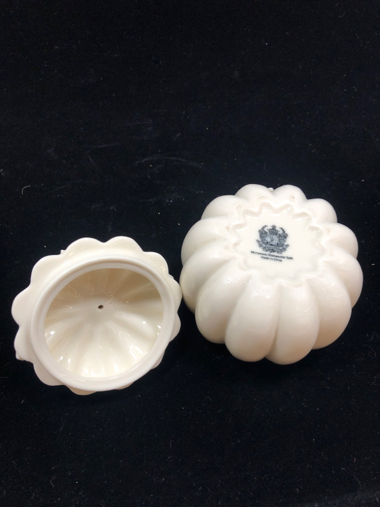 PORCELAIN PUMPKIN JAR W/EMBOSSED LEAVES.