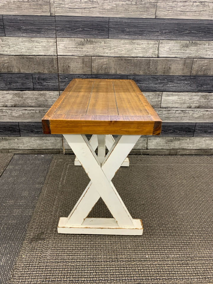 FARMHOUSE STYLE WHITE WOODEN BENCH.