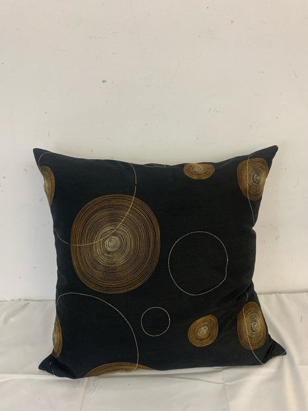 BLACK PILLOW WITH BROWN AND TAN CIRCLE.