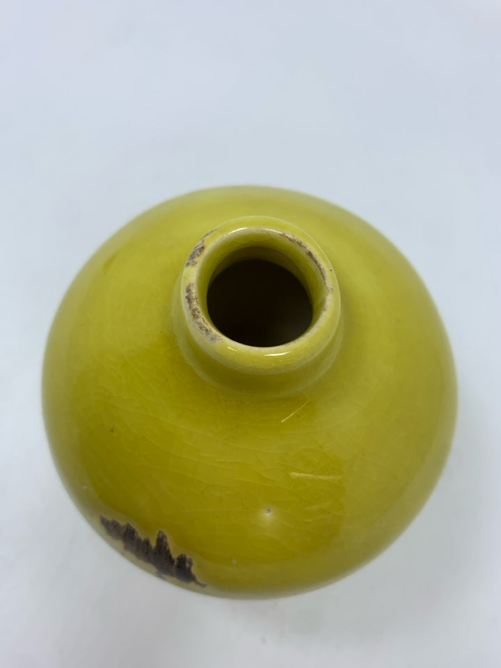 SM RUSTIC YELLOW GLAZED VASE.