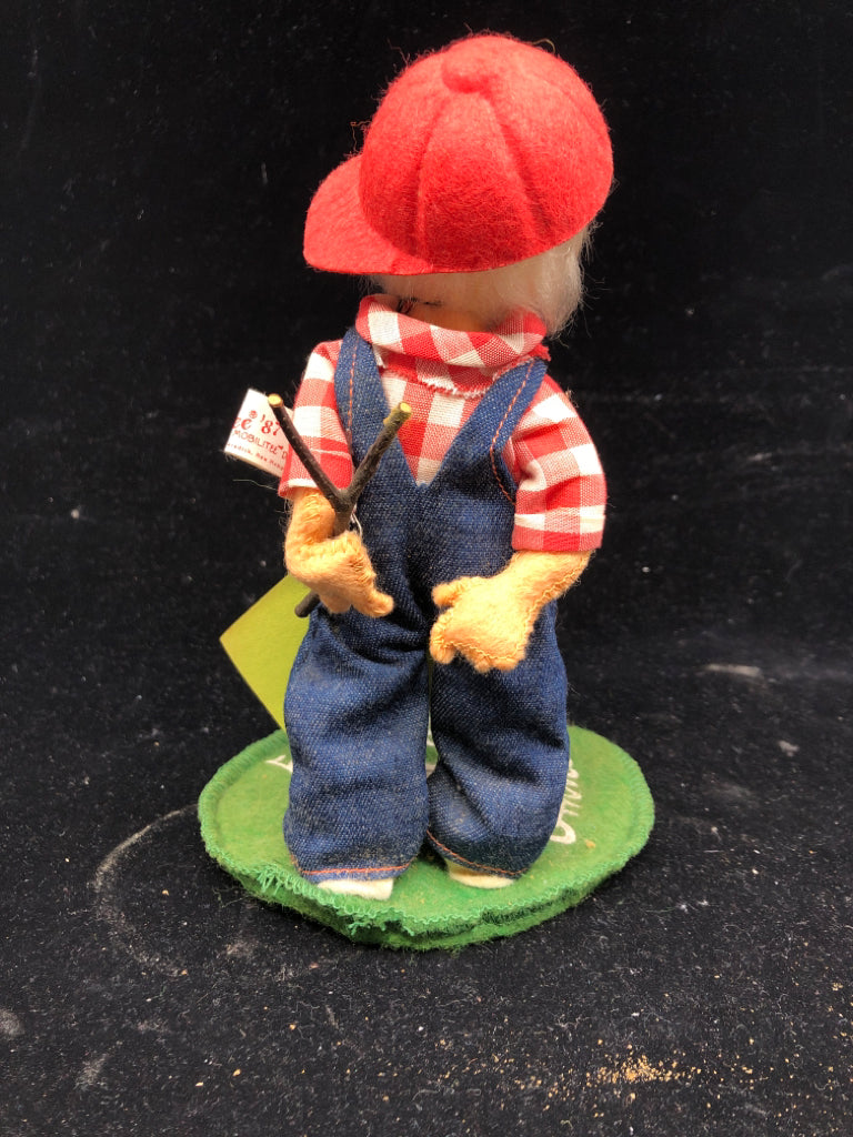 1987 ANNALEE DOLL SOCIETY LITTLE BOY W STICKS BEHIND HIS BACK.