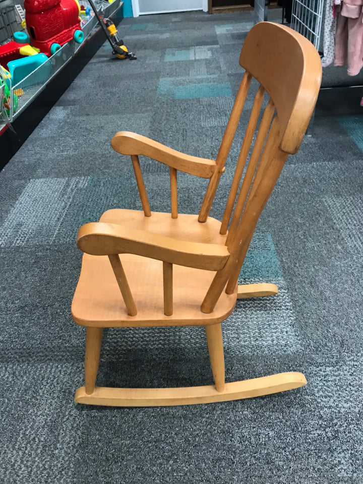 BLONDE WOOD CHILDREN'S ROCKING CHAIR.