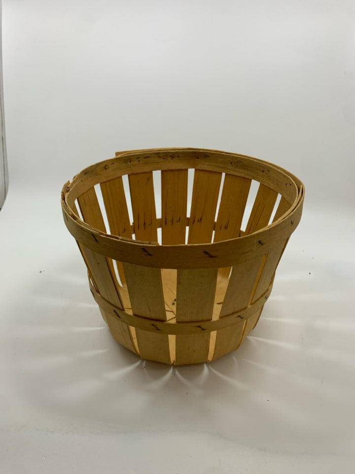 SM BUSHEL BASKET.