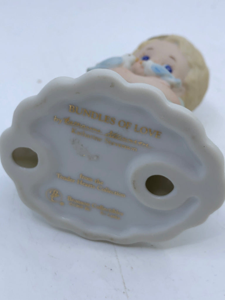 CHERUB HOLDING BIRDS.