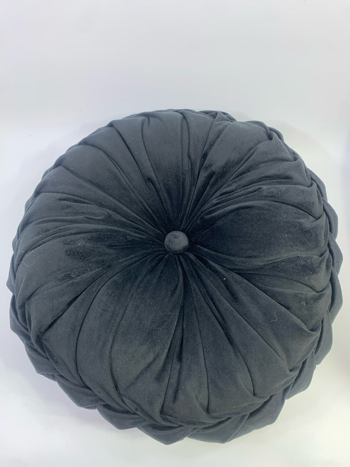 BLACK TUFTED ROUND PILLOW.
