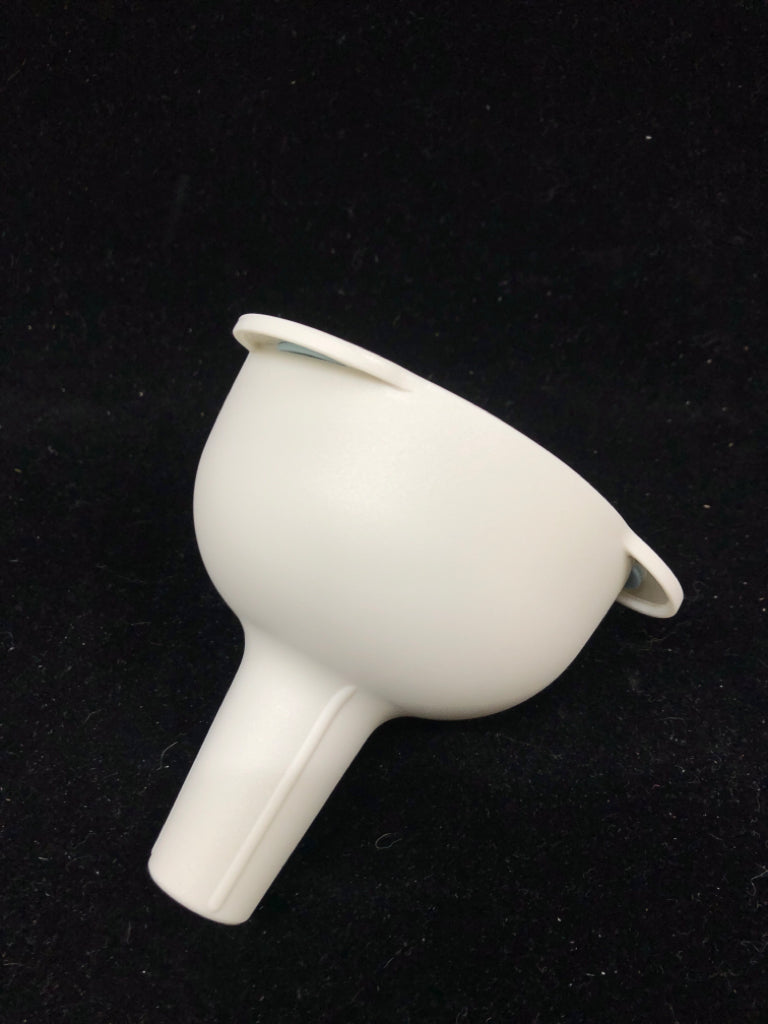 NIB PAMPERED CHEF FUNNEL W/STRAINER.