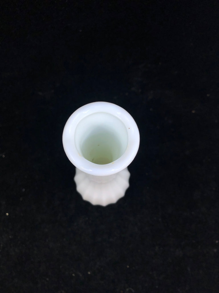 VTG MILK GLASS BUD VASE W SLIGHT RIB.