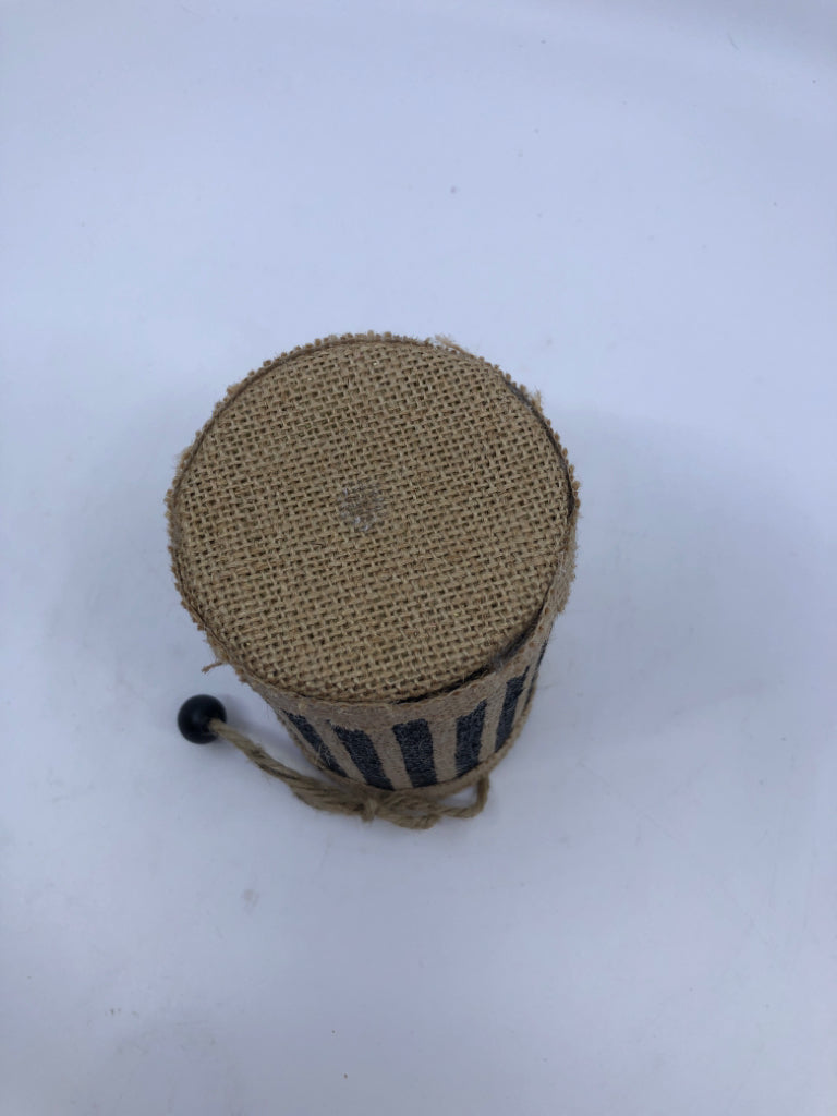 BLACK AND TAN BURLAP PENCIL CUP.