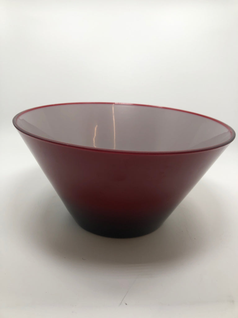 OMBRE RED PLASTIC SERVING BOWL.