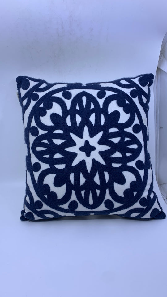 WHITE PILLOW W/ NAVY WOVEN PATTERN PILLOW ALYSHEER.