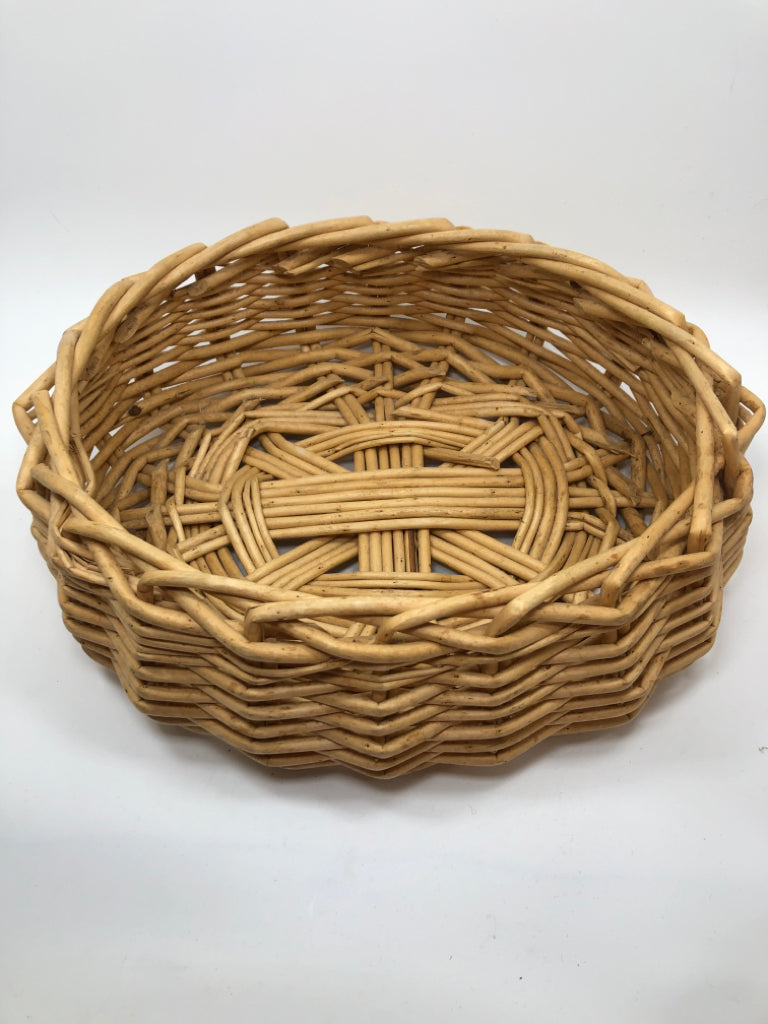 SHALLOW WICKER BASKET.