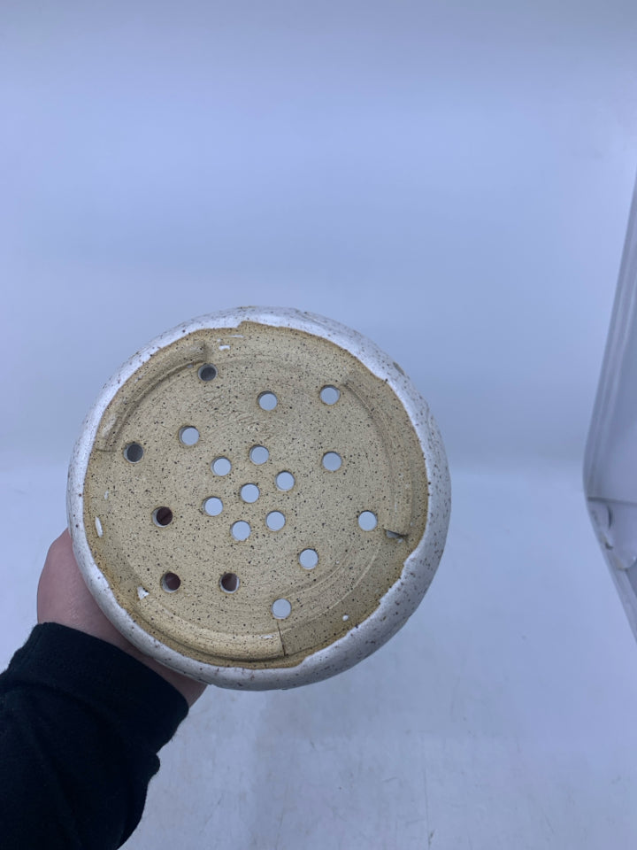 WHITE SPECKLED STRAINER W/ GREEN/BLUE RIM.