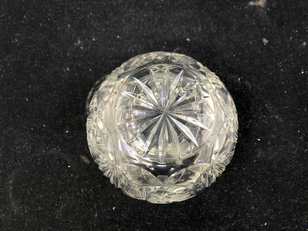 ROUND CUT CRYSTAL VOTIVE HOLDER.