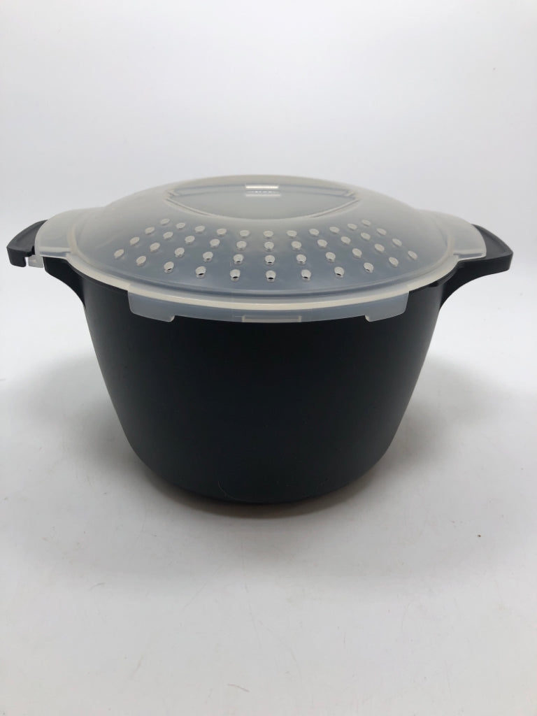 PAMPERED CHEF MICRO-COOKER.