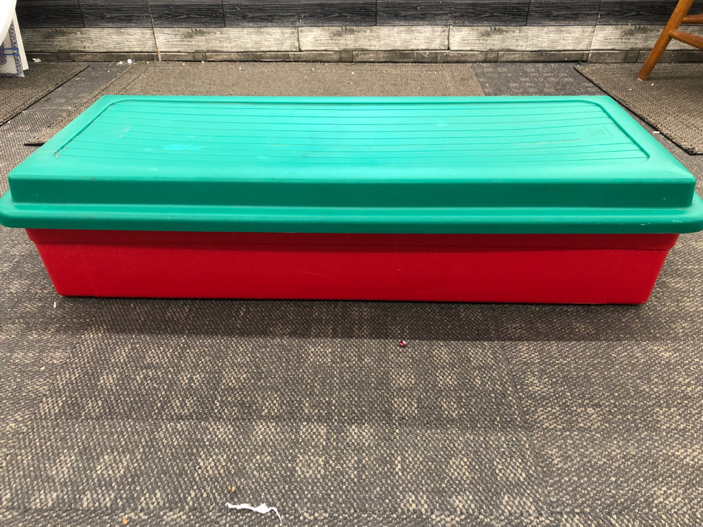 RED/GREEN STORAGE BOX FOR WRAPPING PAPER.