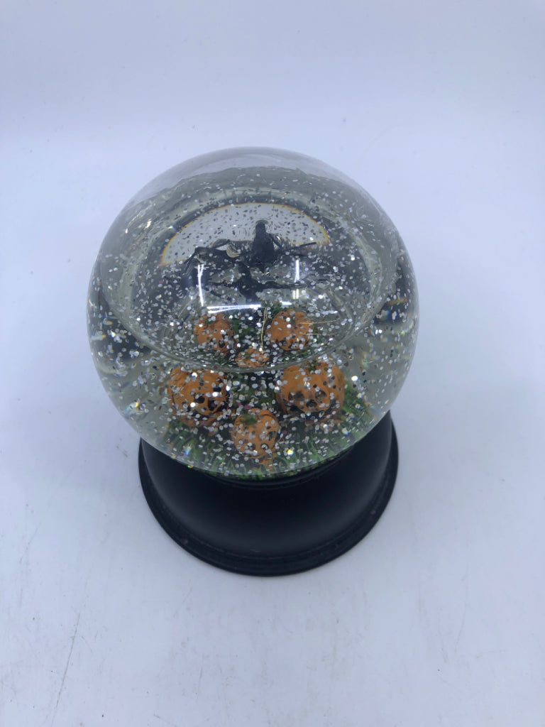 JACK O LANTERN SNOW GLOBE.