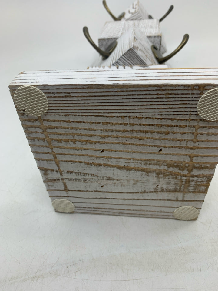 DISTRESSED BLOCKS MUG TREE.