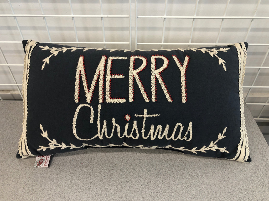 MERRY CHRISTMAS EMBROIDERED PILLOW.