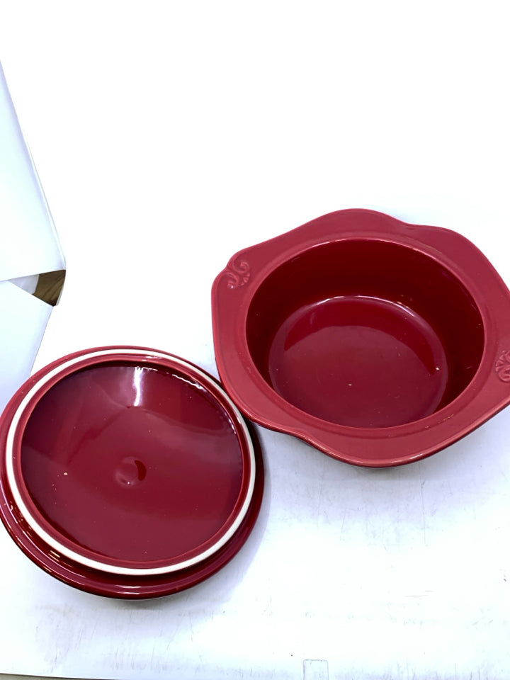 BERRY RED 2QT COVERED CASSEROLE.
