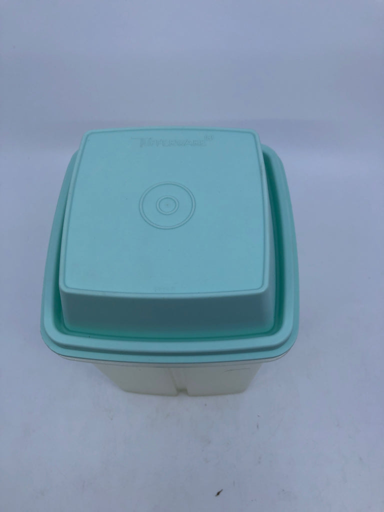 VTG TUPPERWARE BREAD CONTAINER.