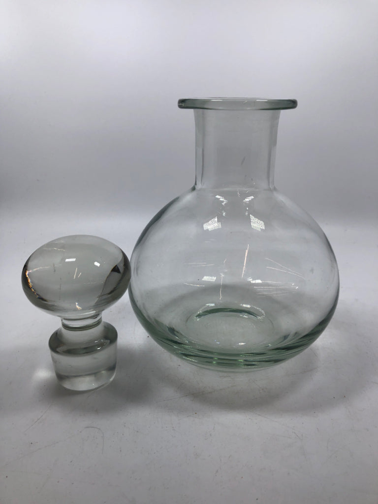 CLEAR GLASS DECANTER W/ROUND STOPPER.