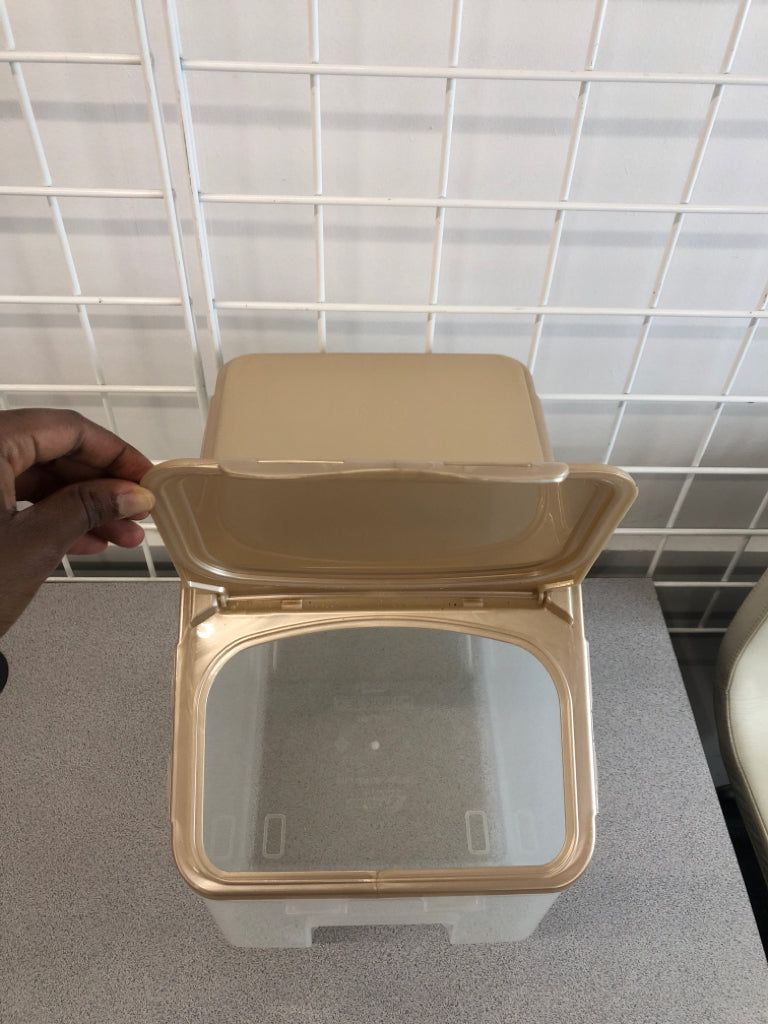 PLASTIC LOCK AND LOCK STORAGE W/FLIP LID.