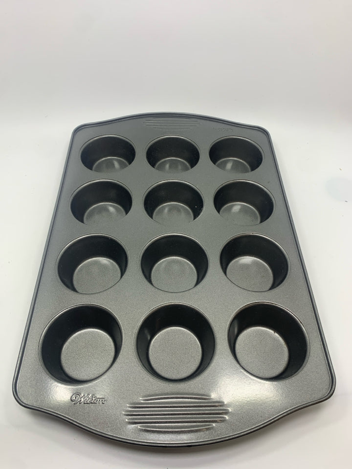 12-SLOT WILTON CUPCAKE PAN.