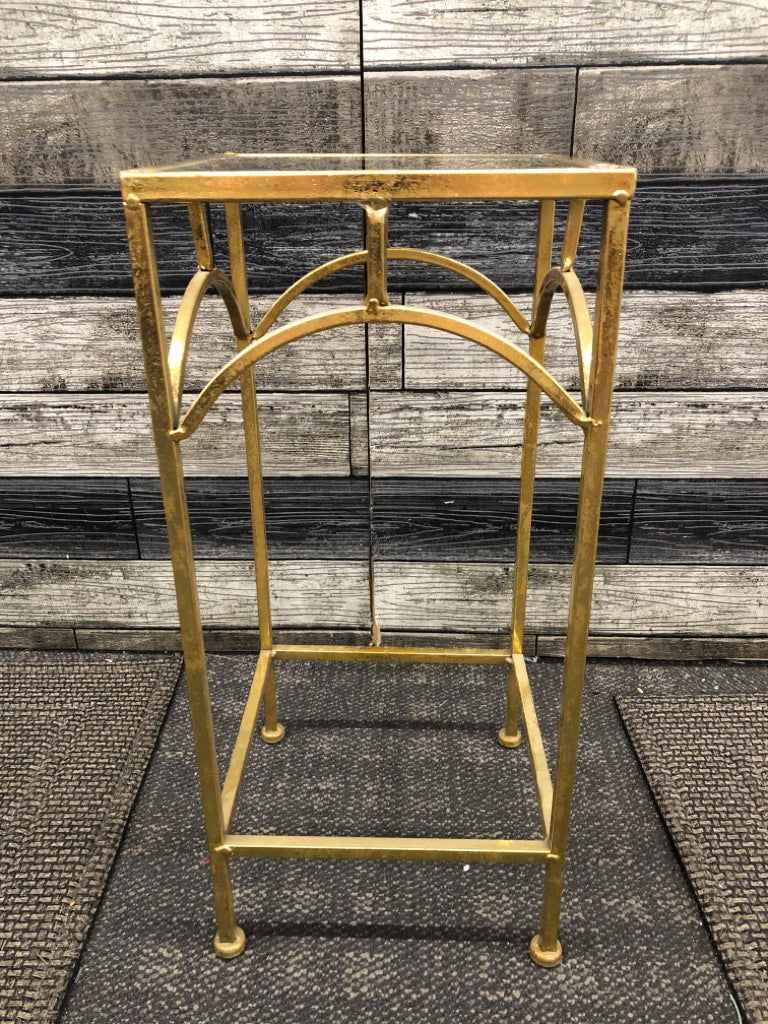 SMALL GOLD METAL SQUARE PLANT STAND W/ GLASS INSERT.