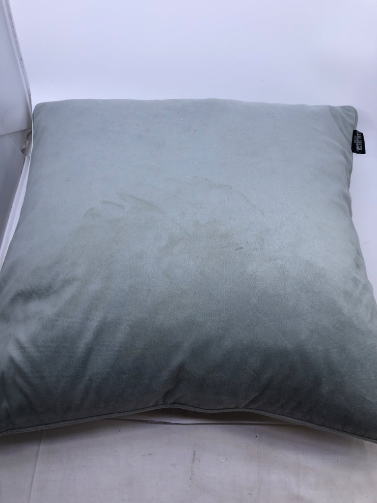 TEAL AND WHITE DIAMOND PATTERN PILLOW.