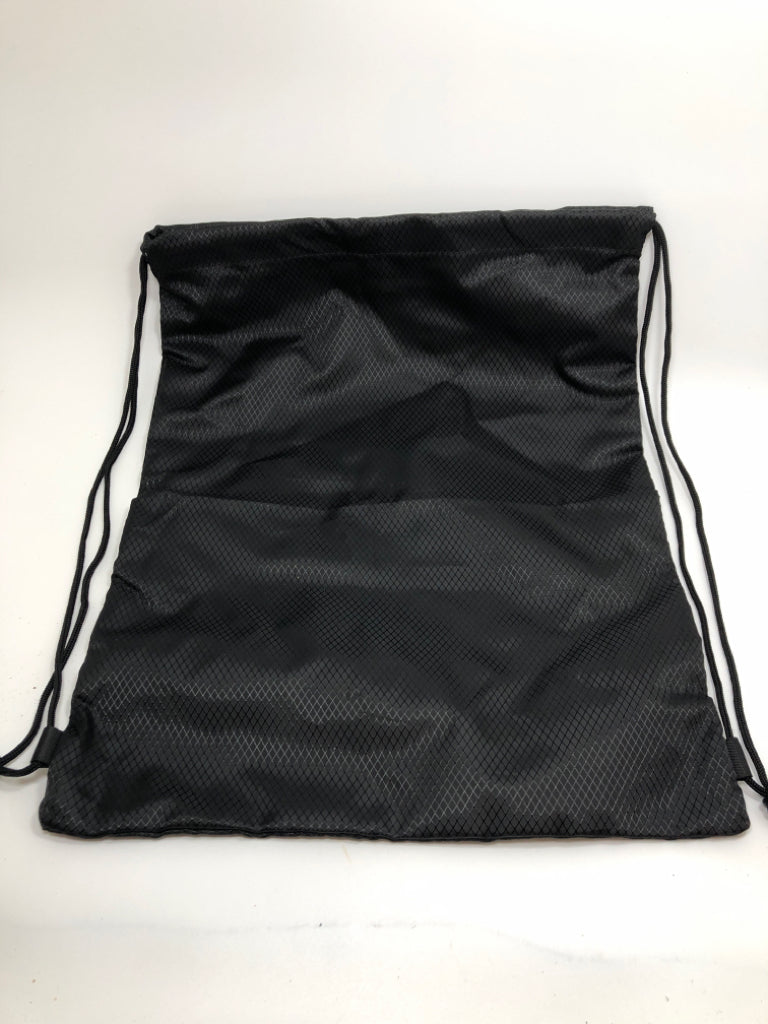 BLACK DIAMOND PATTERN TRAVEL LAUNDRY BAG.
