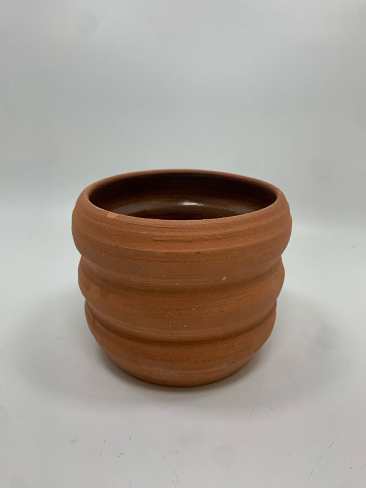 TERRA COTTA RIBBED PLANTER.