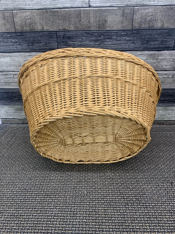 OVAL WICKER LAUNDRY BASKET.