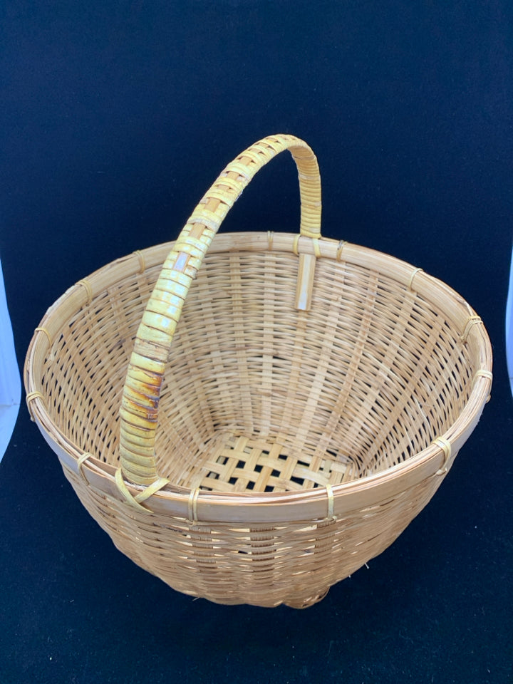 ROUND WICKER BASKET W/SHORT HANDLE.