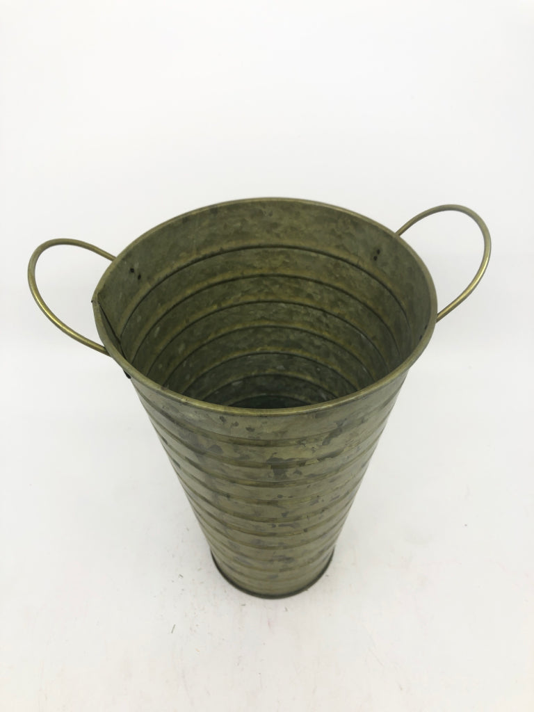 GREEN RIBBED BUCKET W HANDLES.